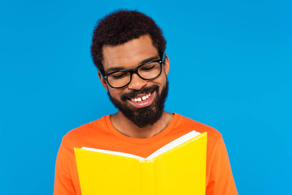 heureux afro-américain livre de lecture isolé sur bleu - Photo, image