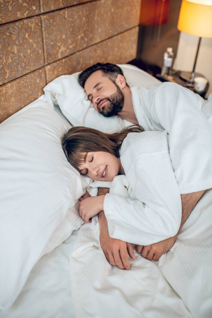 Пара в белых халатах спит и выглядит мирно - Фото, изображение
