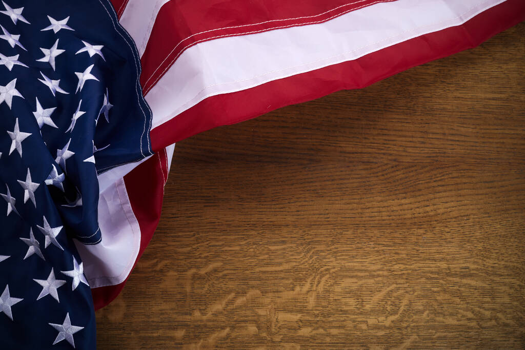 Bandiera americana su vecchia tavola di legno. Cornice celebrativa con spazio libero per il testo. - Foto, immagini