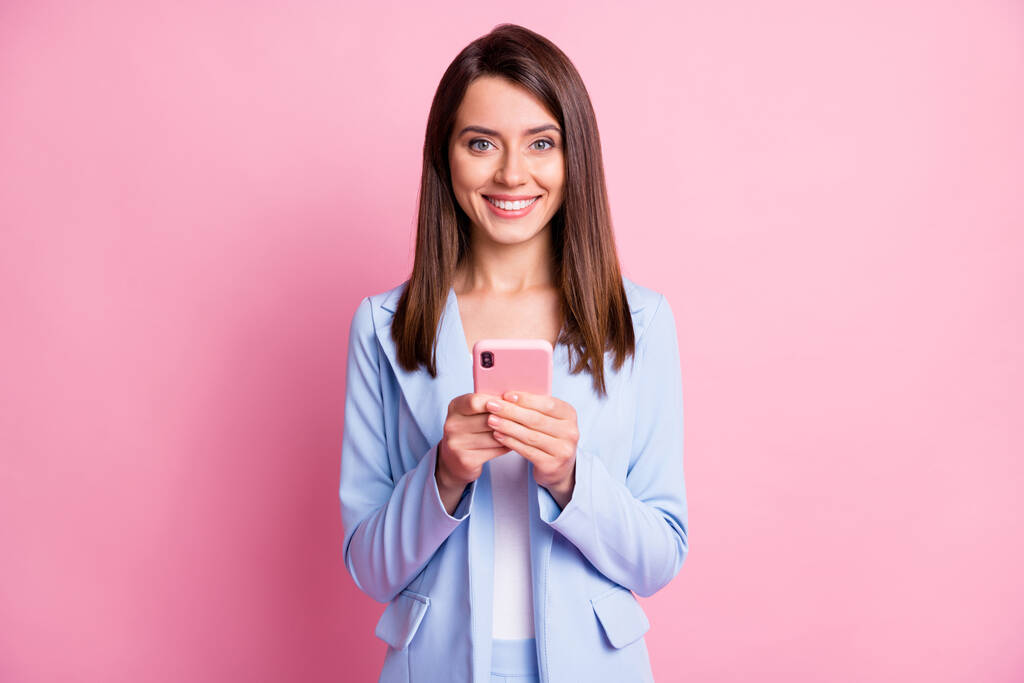 Foto de jovem feliz sorriso menina usar celular tipo chat ler isolado sobre fundo cor pastel - Foto, Imagem