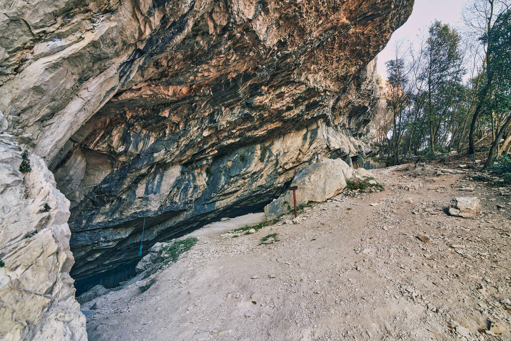 Belle grotte calcaire, Vieilles carrières de pierre olitique à Massone, La pierre extraite, appelée "pierre statuaire" Arco, Italie. Bosco Caproni - Photo, image