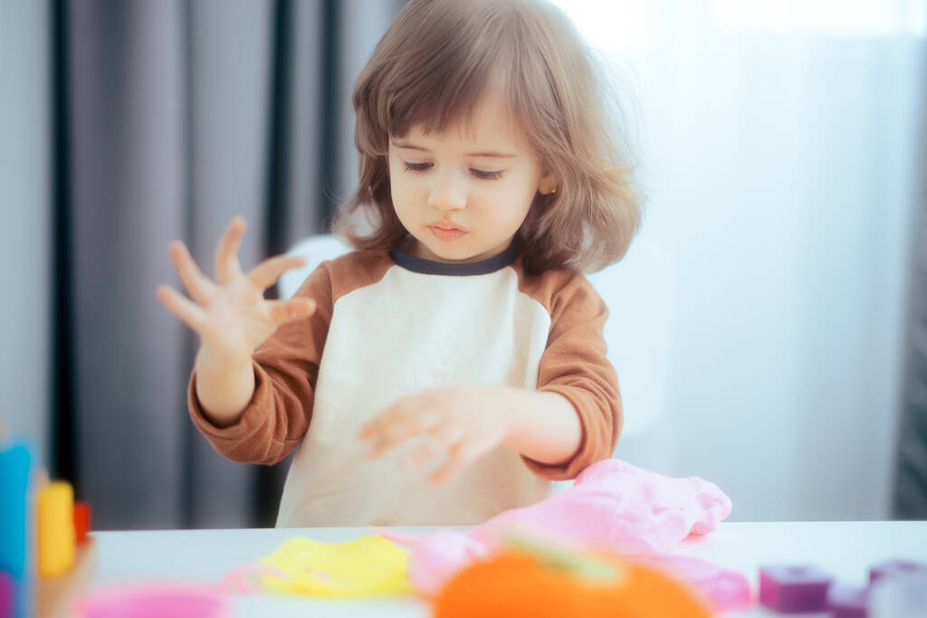 Criança feliz sentada na mesa brincando com plasticina  - Foto, Imagem