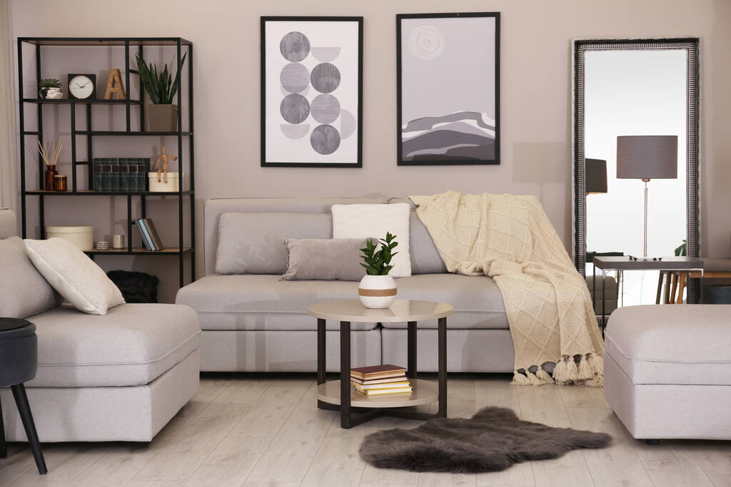 快適なソファと大きなミラーとスタイリッシュなリビングルームのインテリア - 写真・画像