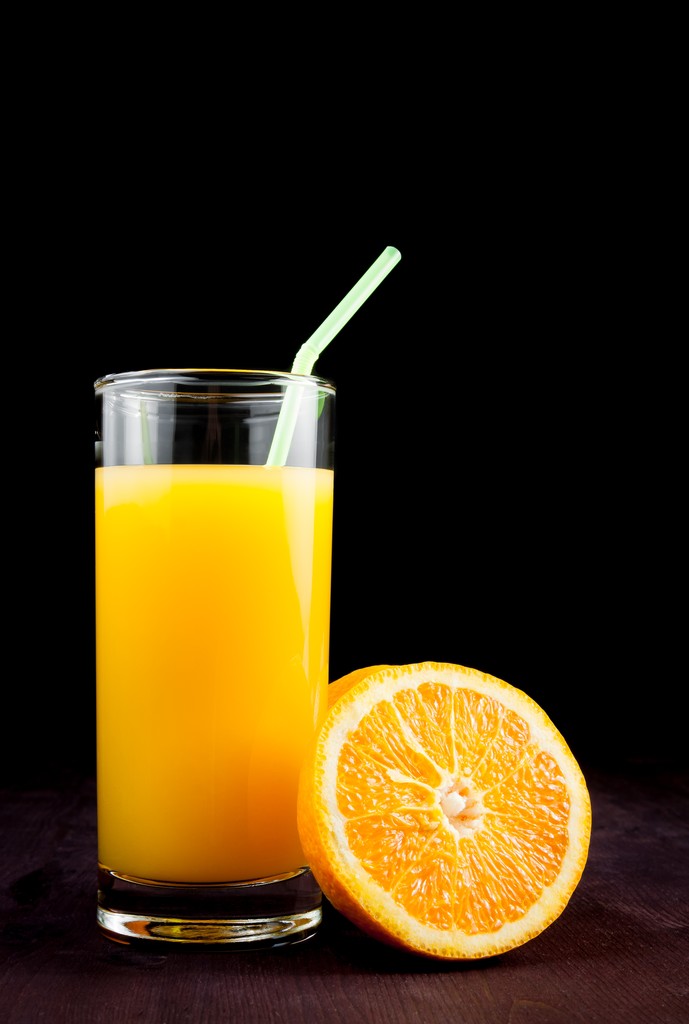 オレンジ ジュース オレンジ、テキスト用のスペースの半分近くのわらと完全なガラス - 写真・画像