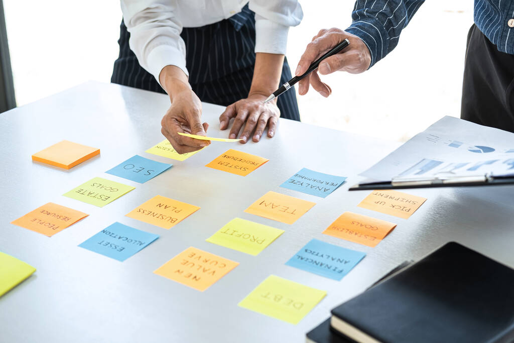 Két kreatív üzletemberek találkozó és tervezés használata jegyzet az asztalon megosztani ötlet, Elemzés adatok diagram és grafikon csapatmunka stratégia ötletbörze az irodában. - Fotó, kép