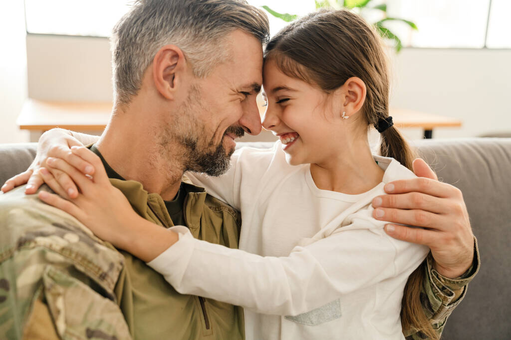 Щасливий військовий батько і його дочка возз'єдналися вдома. возз'єднання сім'ї або повернення додому концепції
 - Фото, зображення