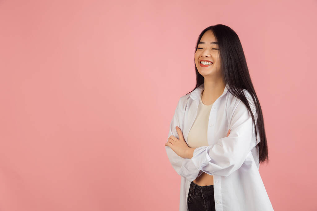 Asiático jovens mulheres retrato no fundo do estúdio rosa. Conceito de emoções humanas, expressão facial, juventude, vendas, anúncio. - Foto, Imagem