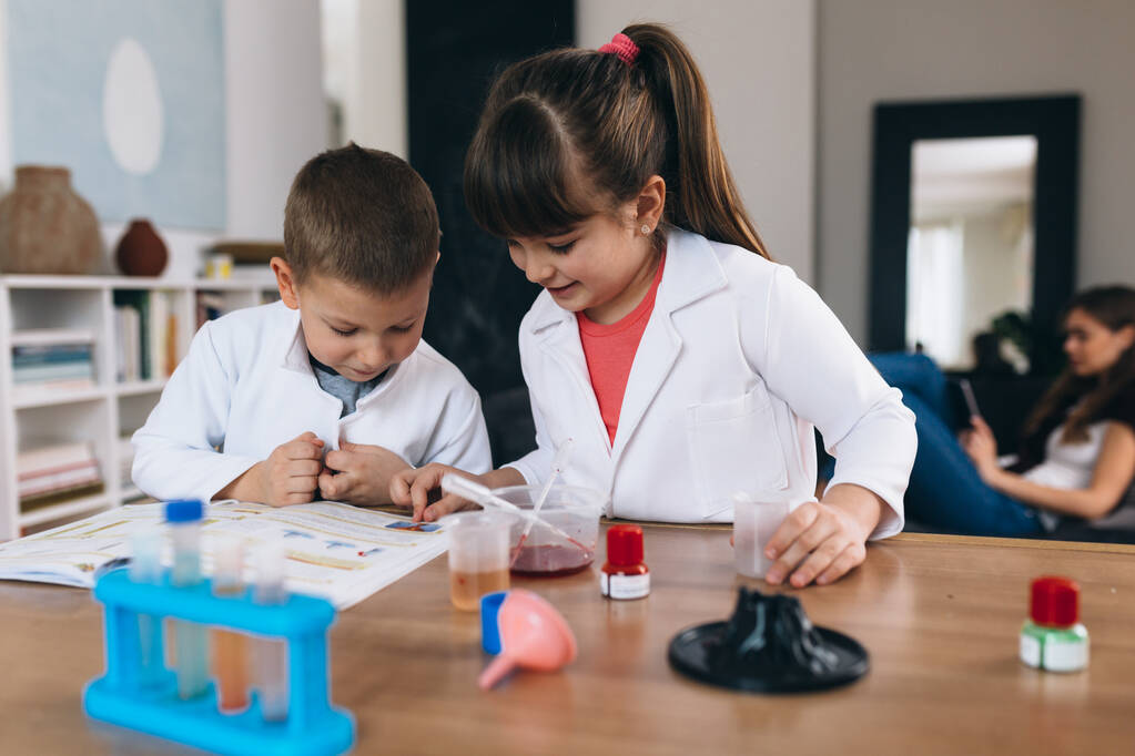 kinderen doen thuis chemische experimenten - Foto, afbeelding