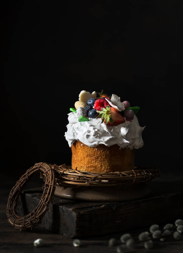 bolo de Páscoa em um fundo escuro - Foto, Imagem