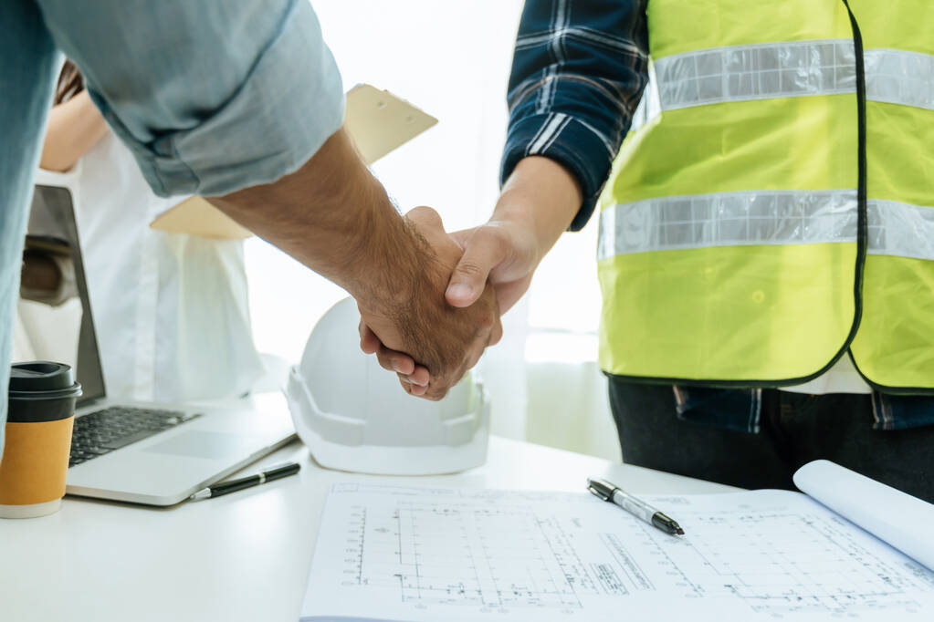 Bauarbeiter-Team-Auftragnehmer-Handschlag nach Abschluss des Geschäftstreffens, um den Projektvertrag im Baustellenbau, im Bauteam, in der Partnerschaft und im Branchenkonzept zu starten - Foto, Bild
