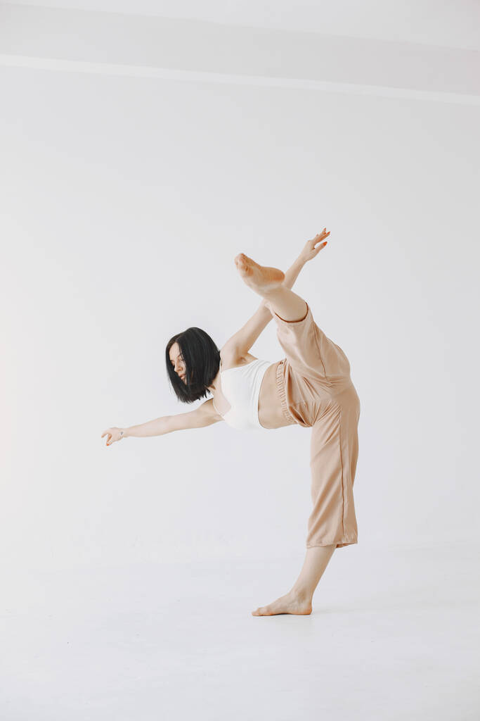 Krásná mladá žena tanec ve studiu - Fotografie, Obrázek