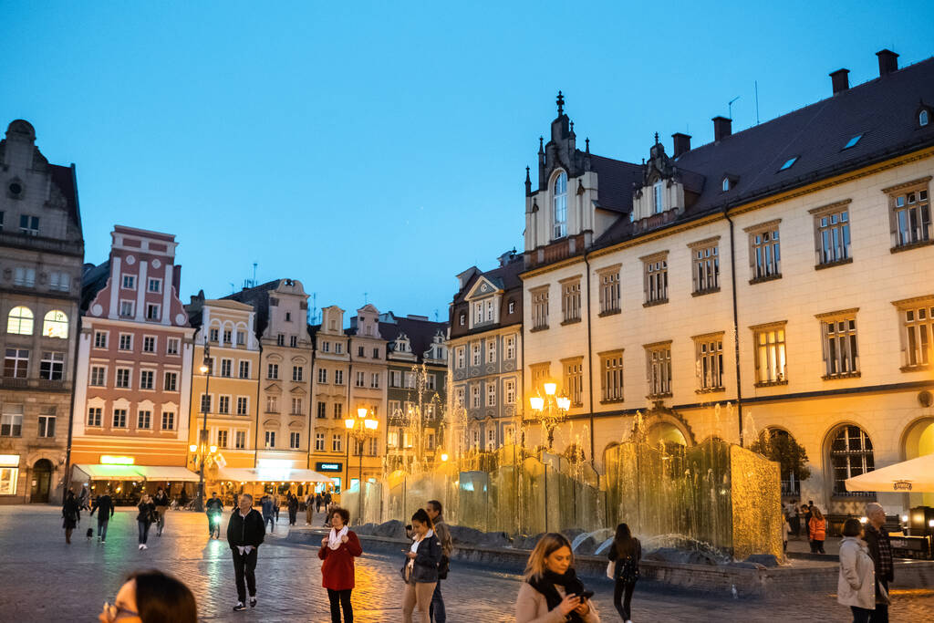WROCLAW, POLOGNE-8 avril 2019 : Vue en soirée de la place du marché dans la vieille ville de Wroclaw. Wroclaw-la capitale historique de la Basse-Silésie. - Photo, image