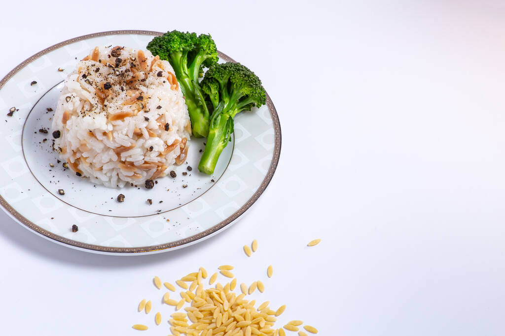 Rýže s ječmennými nudlemi a čerstvou brokolicí na talíři. - Fotografie, Obrázek