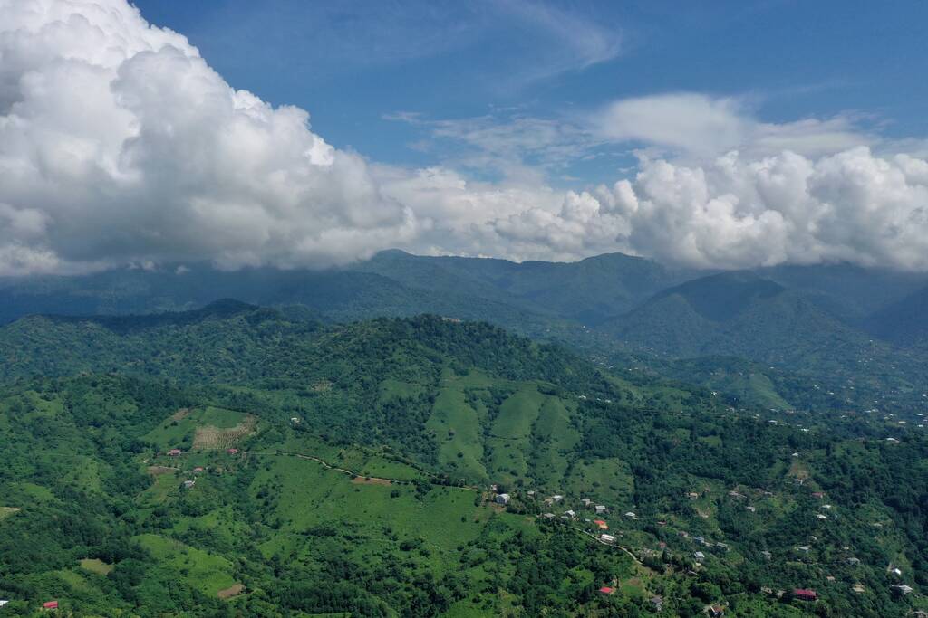 вид на горы, лес и деревню с дрона - Фото, изображение