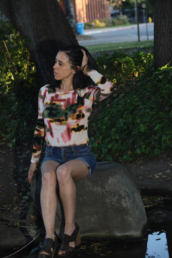Fotoshoot van een Latijns-Amerikaans model in een park - Foto, afbeelding