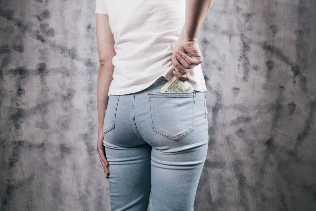 Mulher mão colocando dinheiro no bolso jeans - Foto, Imagem