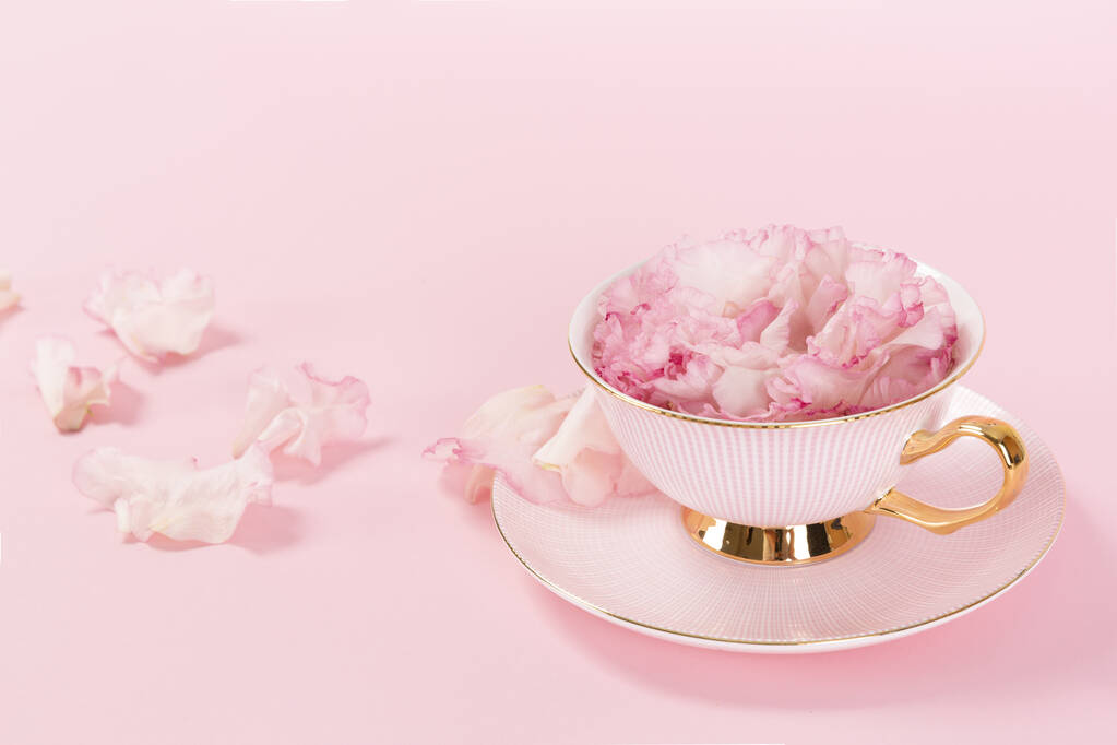 botões de flores em copo, fundo rosa - Foto, Imagem