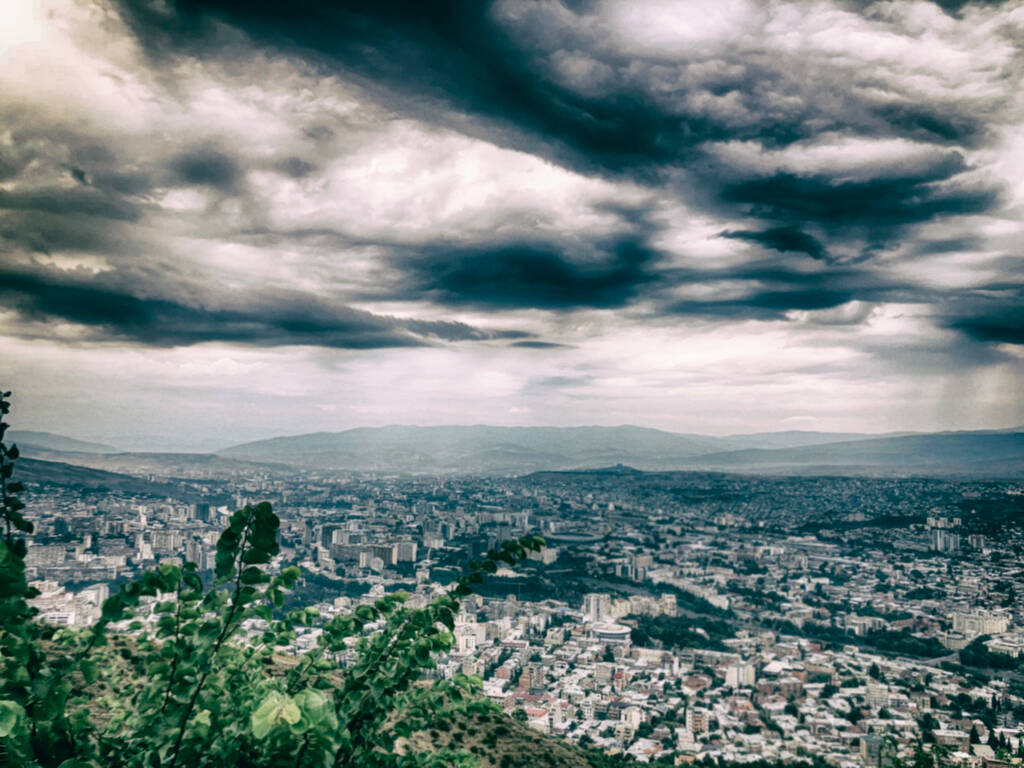 Zapierający dech w piersiach widok na miasto ze szczytu parku Mtacminda na kolejce linowej w Tbilisi. - Zdjęcie, obraz