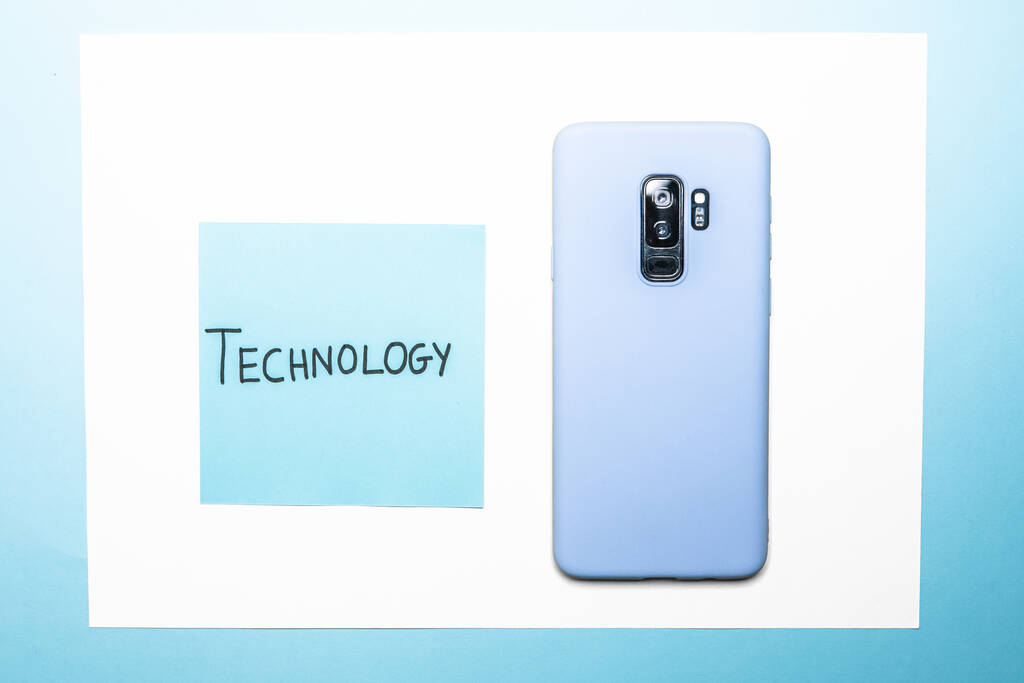 Widok z tyłu smartfona z tekstem technologicznym na niebiesko-białej powierzchni - Zdjęcie, obraz