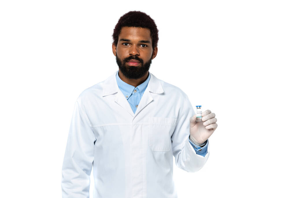 Африканський лікар - американець, який тримає в руках банку з вакциною, виділеною на білому.  - Фото, зображення