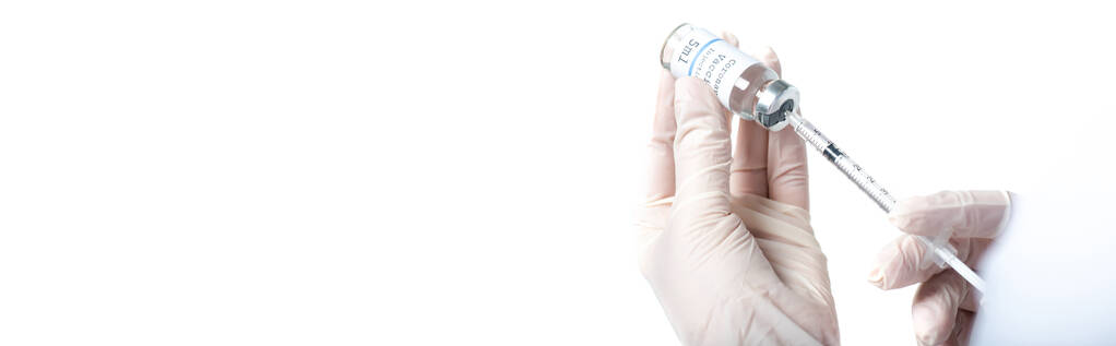 Widok lekarza trzymającego szczepionkę koronawirusową i strzykawkę wyizolowaną na białym, bannerze  - Zdjęcie, obraz