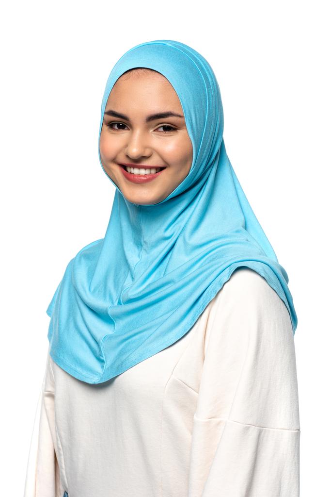 Retrato de mujer árabe sonriendo a la cámara aislada en blanco  - Foto, Imagen