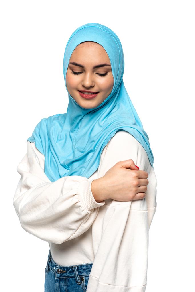 Femme musulmane souriante dans le hijab isolé sur blanc  - Photo, image