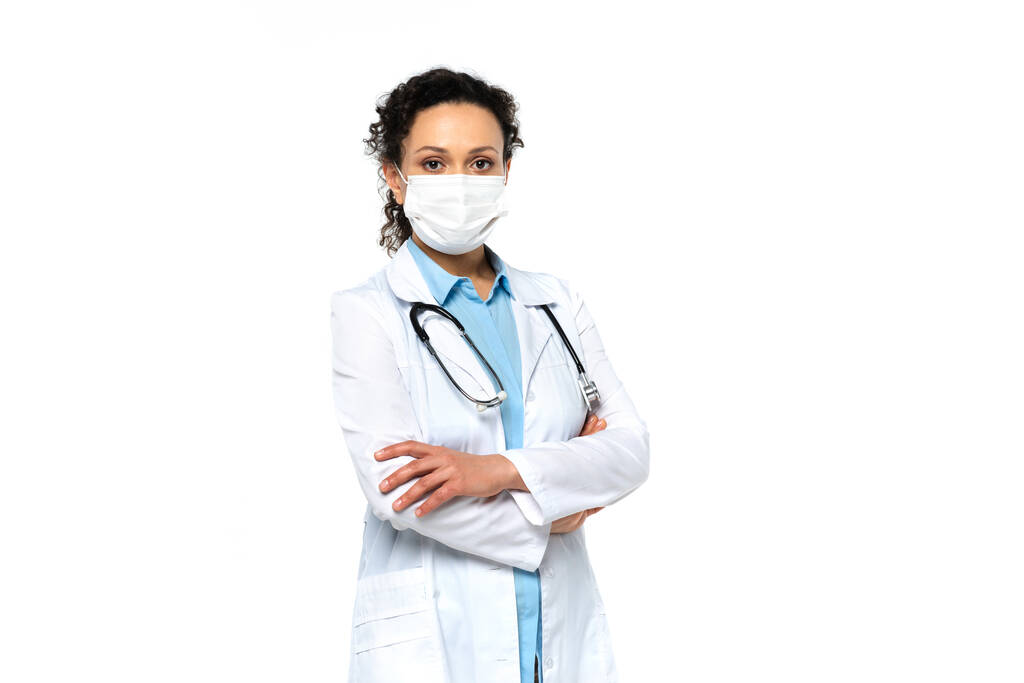 Afrikkalainen amerikkalainen lääkäri lääketieteellinen naamio ja valkoinen takki eristetty valkoinen  - Valokuva, kuva