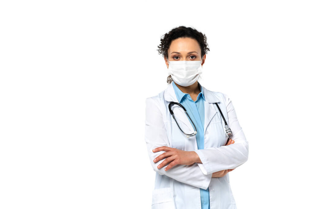 白い上に隔離された保護マスクのアフリカ系アメリカ人医師  - 写真・画像