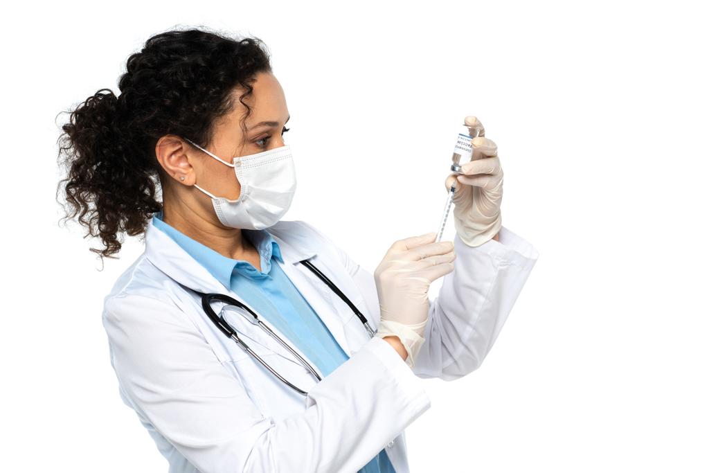 Médico afroamericano en máscara médica recogiendo vacuna aislada en blanco  - Foto, imagen