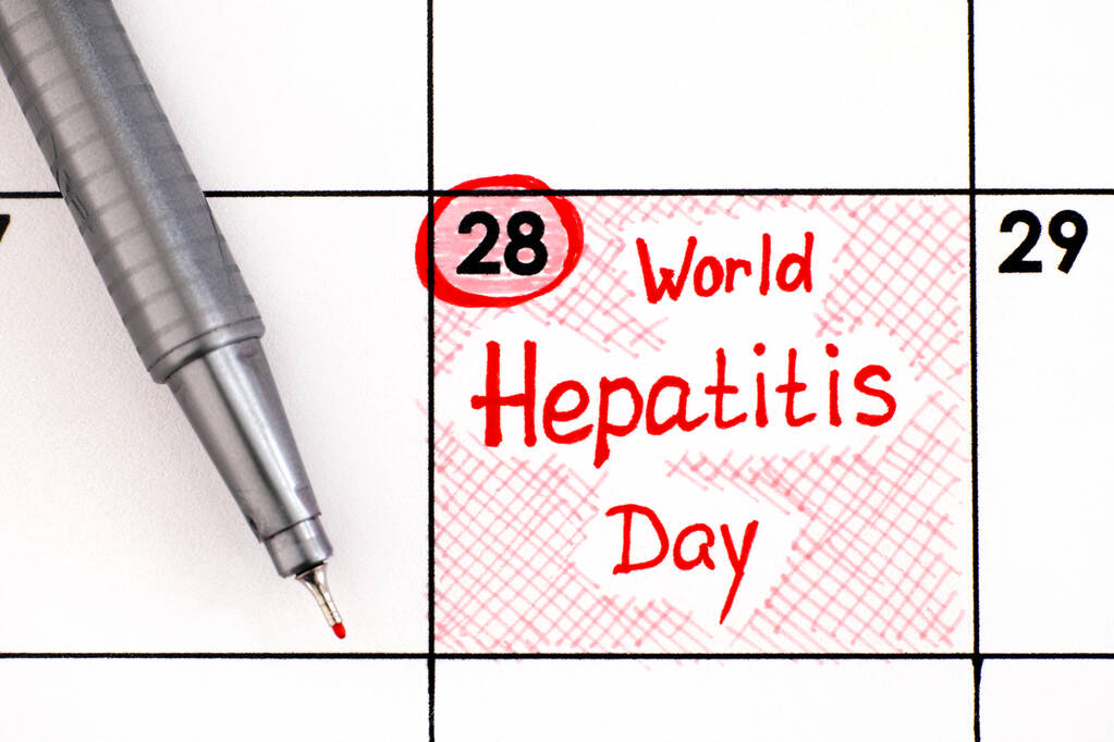 注意事項ペンでカレンダーの世界肝炎の日。ペンでカレンダーを。7月28日 - 写真・画像