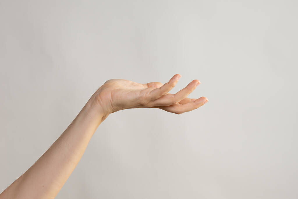 Kézmozdulatok. Elegáns női kéz, oldalra mutatva - Fotó, kép