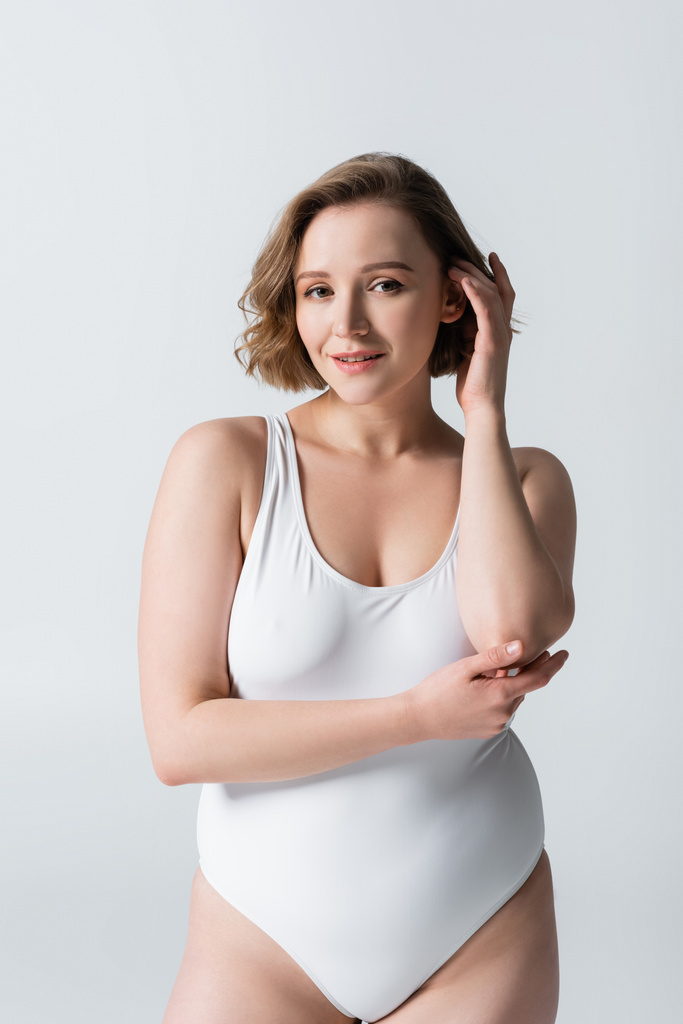 glücklich übergewichtige Frau in Badebekleidung posiert isoliert auf weiß - Foto, Bild