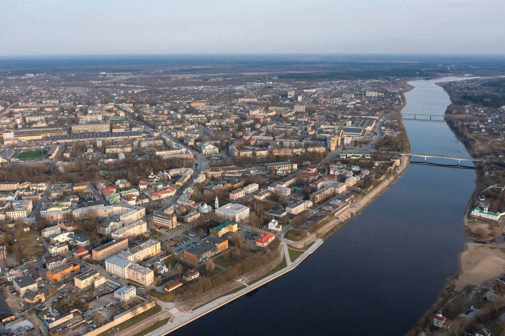Вид с большой высоты на центр города Псков и Великую реку. - Фото, изображение