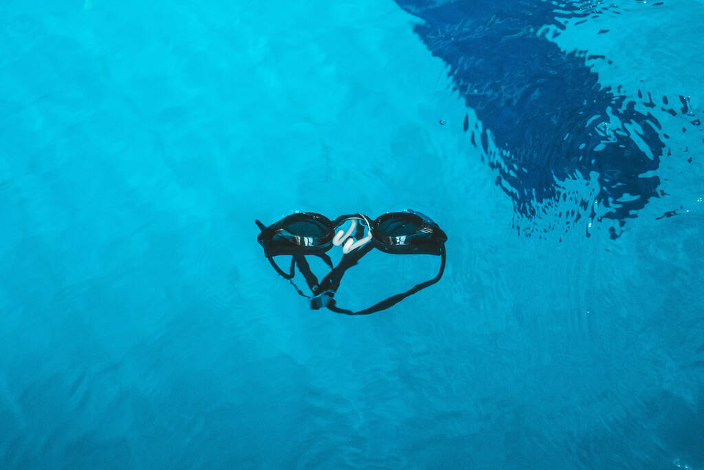 Yüzme gözlükleri yüzme havuzunun yanındaki korkuluktadır. kapalı yüzme spor ekipmanları. - Fotoğraf, Görsel