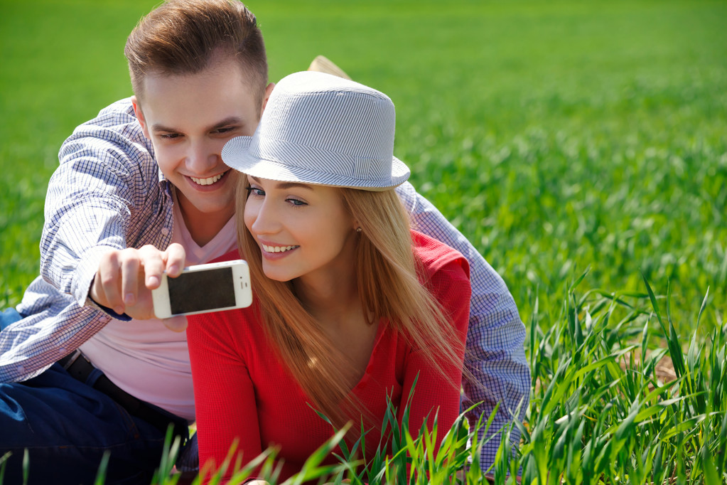 pary z telefonu przy selfie własny portret w parku - Zdjęcie, obraz