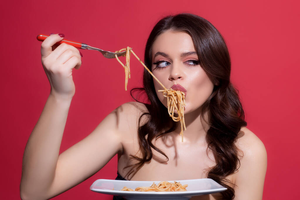 Italská kuchyně. Těstoviny Boloňské. Špagety Carbonara. Zdravé menu. Jídlo z Itálie. - Fotografie, Obrázek