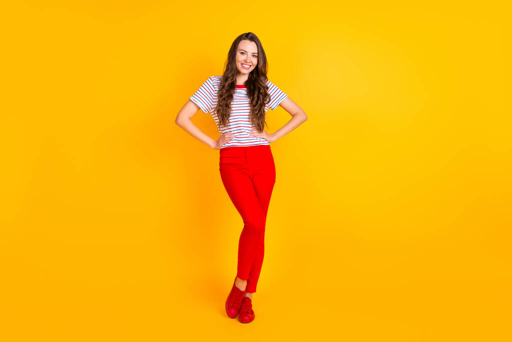 Foto de comprimento total de jovem atraente menina cabelo encaracolado feliz sorriso positivo confiante isolado sobre fundo de cor amarela - Foto, Imagem