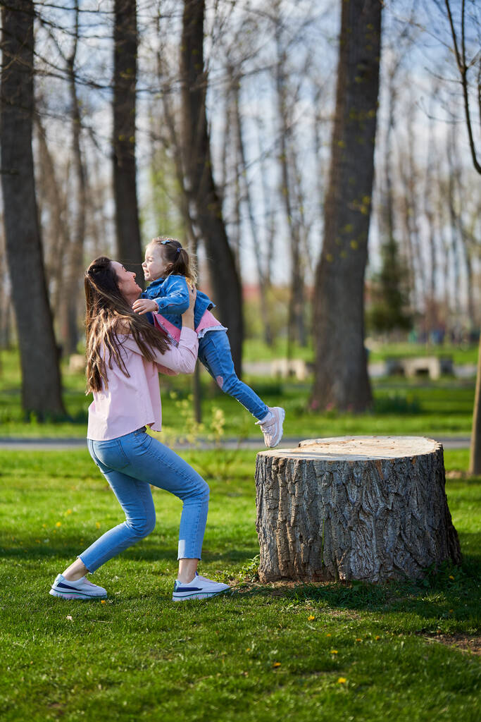 Mère et fille dans le parc, passer un bon moment - Photo, image