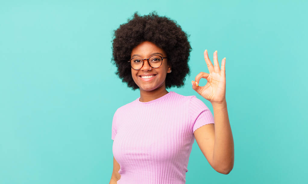 afro donna nera sentirsi felice, rilassato e soddisfatto, mostrando approvazione con gesto ok, sorridente - Foto, immagini