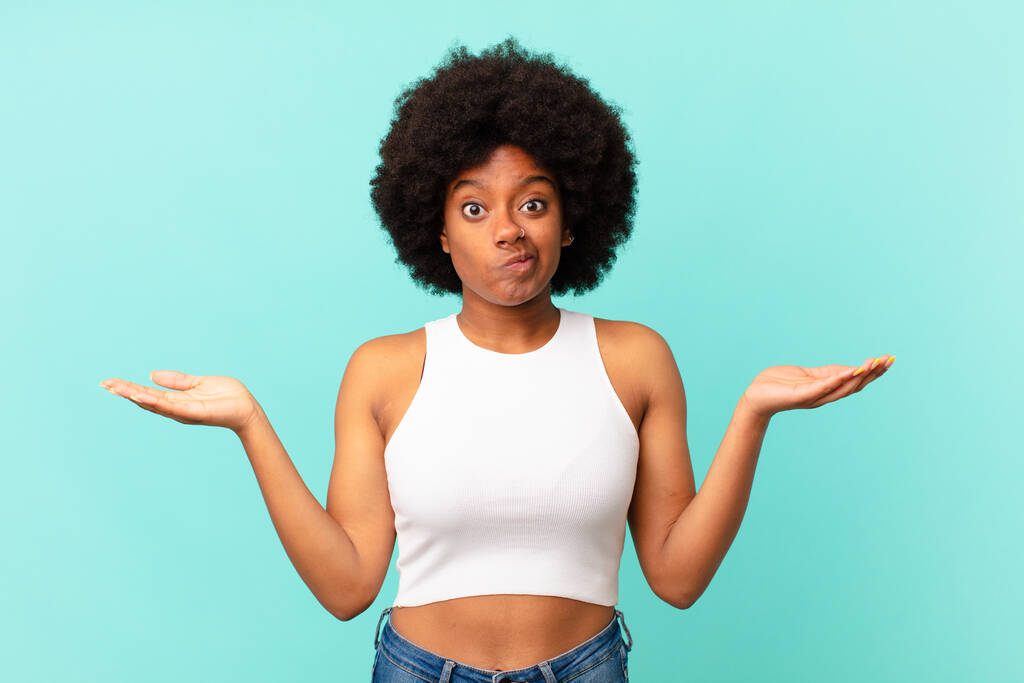 afro μαύρη γυναίκα αισθάνεται αμηχανία και σύγχυση, αμφιβολία, στάθμιση ή την επιλογή διαφορετικών επιλογών με αστεία έκφραση - Φωτογραφία, εικόνα