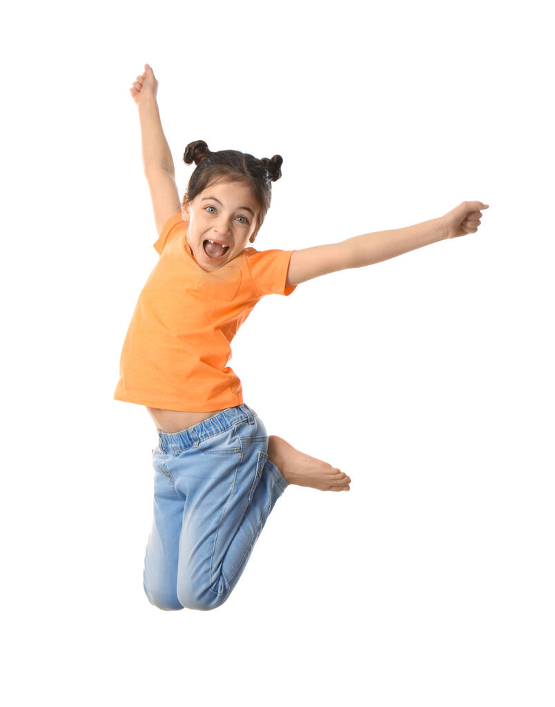 Nettes kleines Mädchen springt auf weißem Hintergrund - Foto, Bild