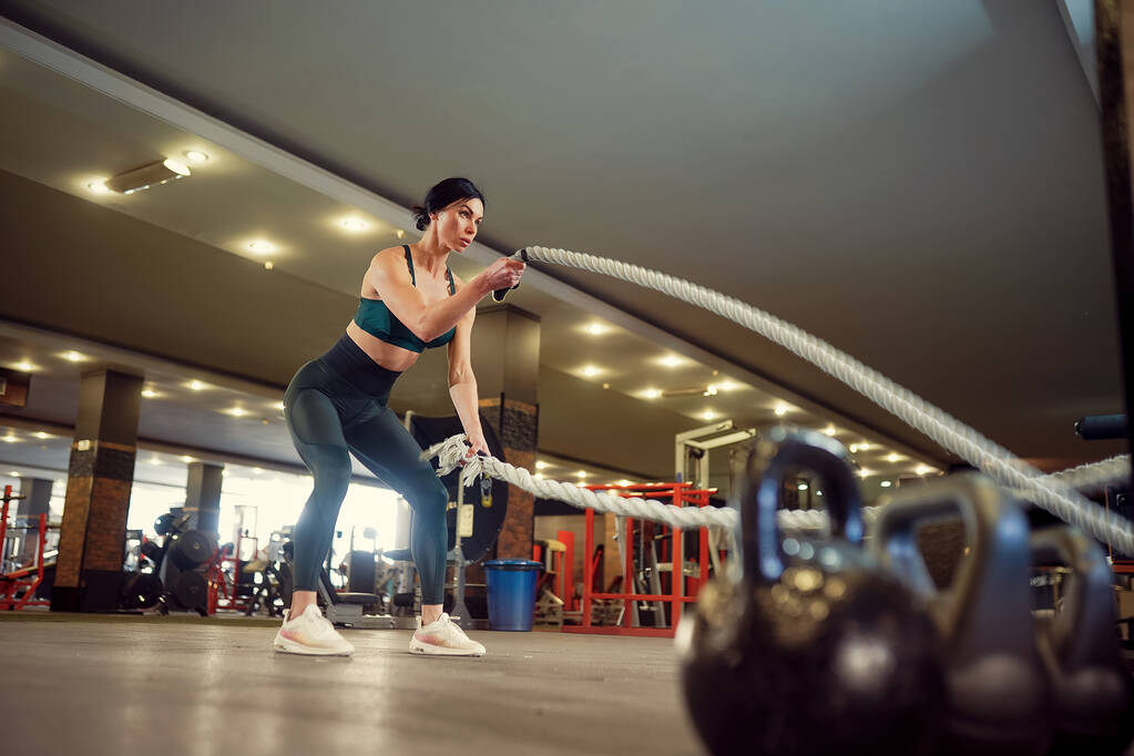 Caucásico en forma mujer vestida en sportsoutfit haciendo ejercicio con b - Foto, imagen