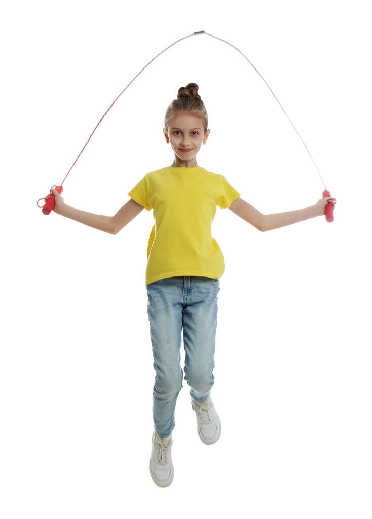 Мила дівчинка зі стрибковою мотузкою на білому тлі
 - Фото, зображення