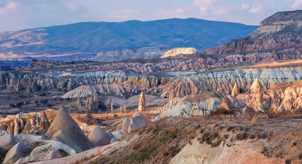 fantastická krajina kaňonu a skal v červeném údolí Kappadokie v Turecku - Fotografie, Obrázek