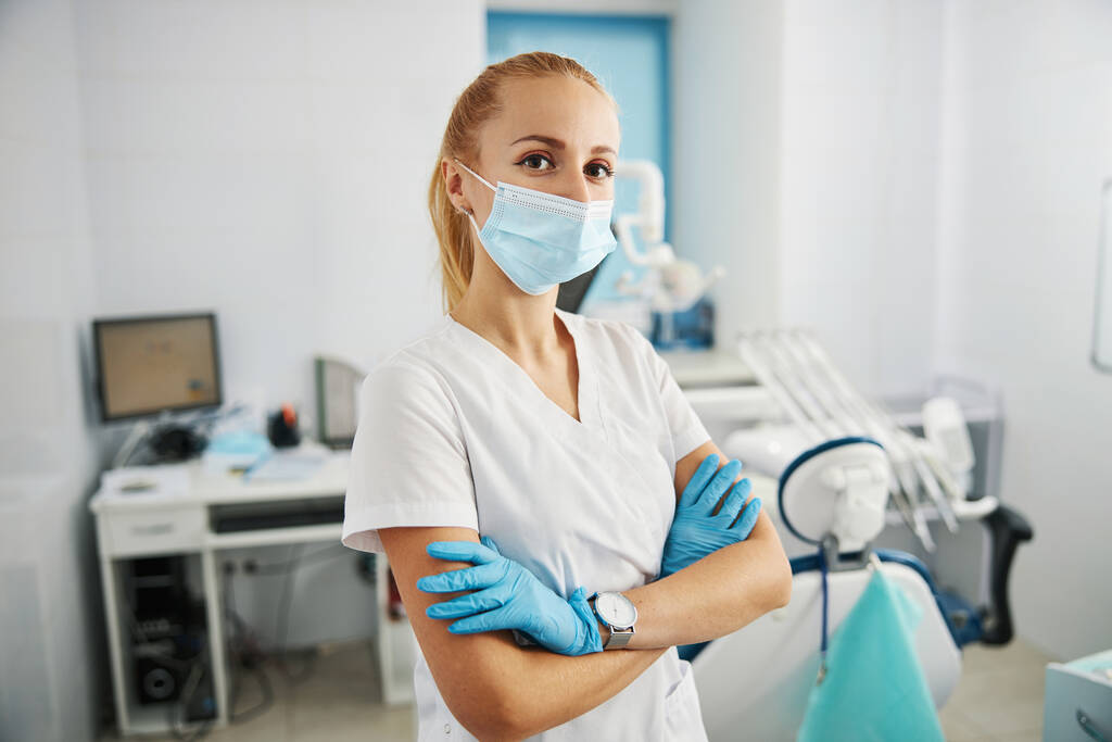 Mujer ortodoncista cruzando brazos en su oficina - Foto, Imagen