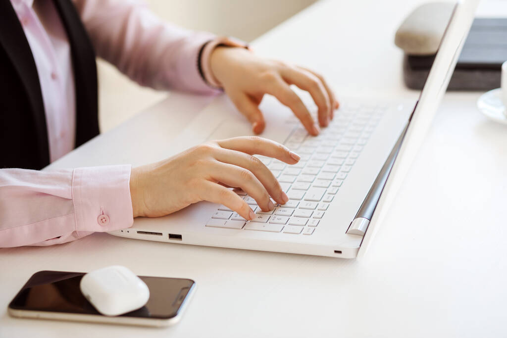 Dizüstü bilgisayarda daktilo eden kadın eller, ofis işyeri..  - Fotoğraf, Görsel