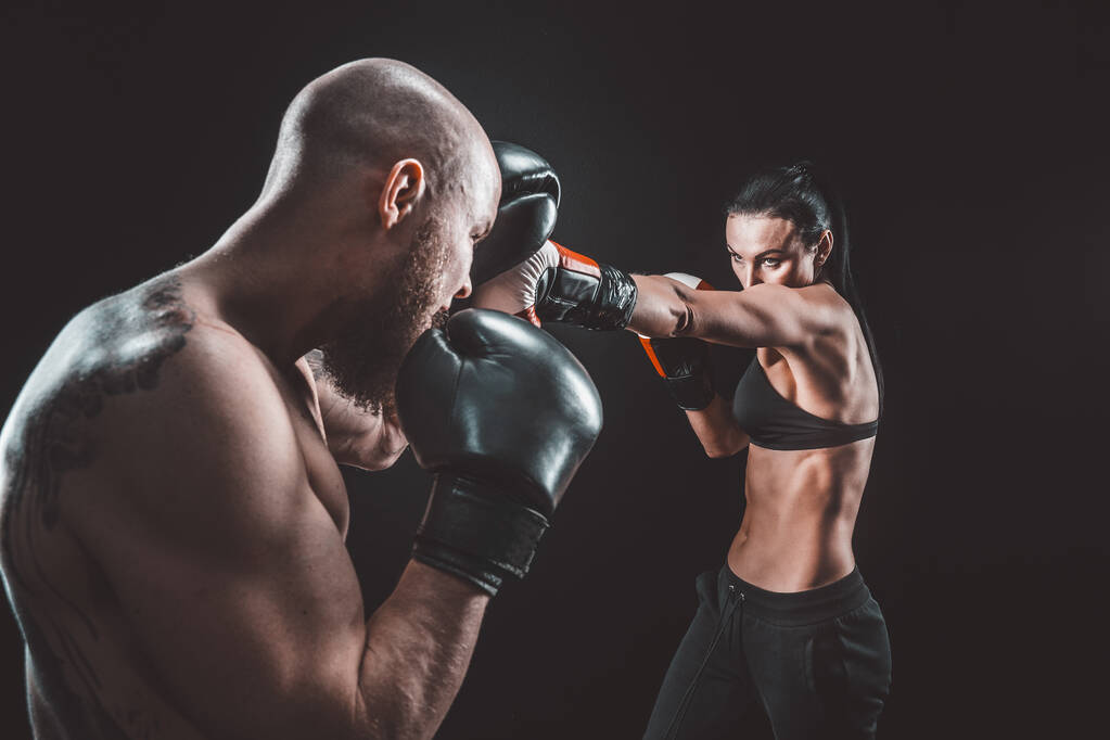 Kobieta bez koszulki ćwiczy z trenerem boksu i samorozbrojenia - Zdjęcie, obraz