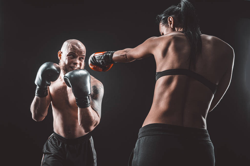 Žena bez trička cvičení s trenérem v boxu a sebeobrany - Fotografie, Obrázek