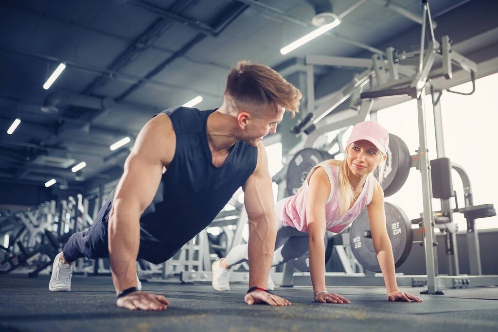 Mężczyzna i kobieta wzmacniają ręce podczas treningu fitness - Zdjęcie, obraz